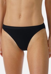 Czarne bawełniane majtki o gładkiej fakturze, niskim kroju, z wąską elastyczną talią zdobioną subtelnym logo.