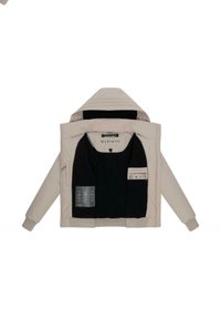 Gevoerde beige jas met capuchon, met een zwarte binnenkant, meerdere zakken en een waslabel, die een mix van texturen en materialen toont.