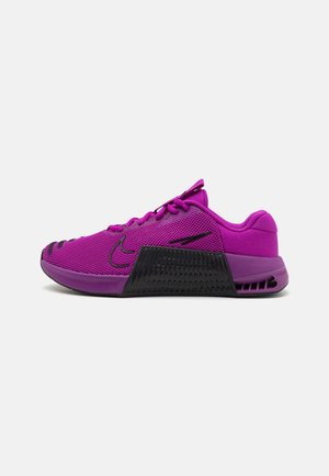 Paarse sportschoenen met een bovenwerk van mesh, zwarte accenten en een gestructureerde rubberen zool. Voorzien van een vetersluiting en ventilatie aan de zijkant.