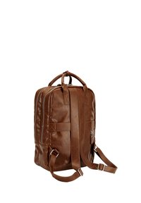 Mochila de cuero marrón con forma rectangular, que cuenta con dos asas en la parte superior, correas ajustables y compartimentos con cremallera en los laterales.