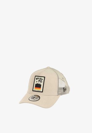 New Era, MALIBU PATCH SUEDE BLACK A-FRAME ADJUSTABLE TRUCKER CAP NEW ERA UNISEX - Cap - beige