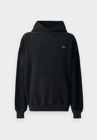 Hanorac negru realizat dintr-un material moale, cu textură. Dispune de o buzunar tip cangur, logo în față și manșete și tiv cu dungi. Design supradimensionat.