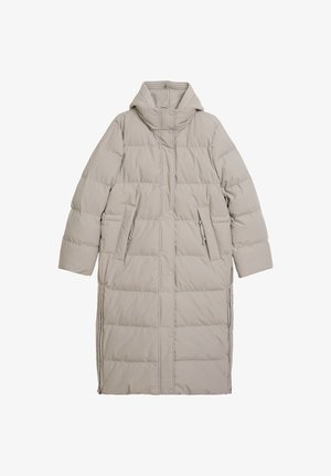 Puchowy płaszcz w jasnoszarym kolorze, długości do kolan, z wysokim kołnierzem, zatrzaskami, bocznymi kieszeniami i pikowanym wzorem. Gładkie wykończenie materiału.