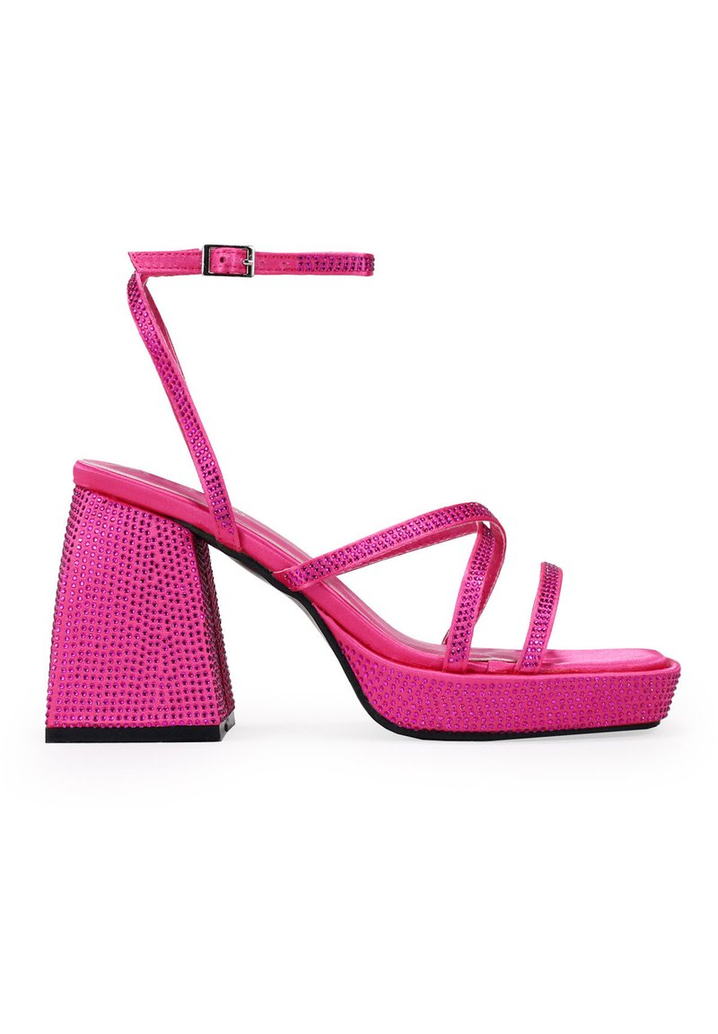 Sandalias de plataforma rosas con tacón bloque y tira en el tobillo, adornadas con strass en la parte superior y el tacón para añadir textura y detalle.