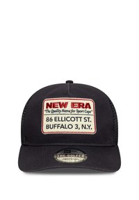 Zwarte snapback-cap met een gestructureerd voorpaneel, voorzien van een geborduurde witte en rode patch. De tekst omvat "NEW ERA" en locatiegegevens.