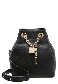 Borsa a secchiello nera in pelle con superficie texturizzata, hardware dorato, dettaglio a catena e accentuazione con lucchetto. Include una tracolla removibile.