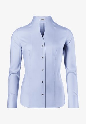 Lichtblauwe blouse met lange mouwen en een staande kraag, met een knopenlijst en een gladde textuur. Gesneden pasvorm met subtiele stikdetails.