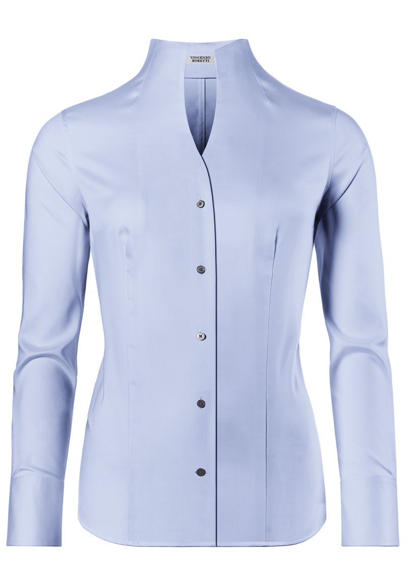 Maglietta a maniche lunghe azzurro chiaro con colletto alla coreana, dotata di una pattina abbottonata e una superficie liscia. Vestibilità sartoriale con dettagli delle cuciture discreti.