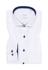 Witte slim-fit dress shirt met een gebreide kraag, marineblauwe stippenaccenten aan de binnenkant van de kraag en manchetten, en zwarte knopen aan de voorkant.