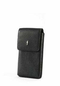 Czarna skórzana sakwa o teksturowanym wykończeniu, z zapięciem na klapkę i srebrnym akcentem z logo z przodu. Kompaktowy prostokątny kształt.