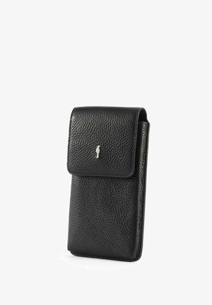 Czarna skórzana sakwa o teksturowanym wykończeniu, z zapięciem na klapkę i srebrnym akcentem z logo z przodu. Kompaktowy prostokątny kształt.