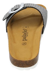 Sandalia de slide de rayas plateadas con un buckle metálico. Plantilla de corcho suave y forro texturizado marrón. Suela blanca para contraste. Talla 37.
