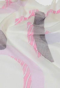 Lichtgewicht sjaal: doorzichtig materiaal met abstracte patronen in roze, lila en grijs. Heeft golvende lijnen en een zachte textuur.