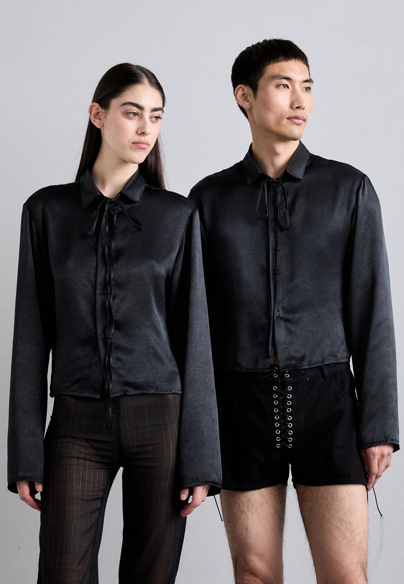 Ludovic de Saint Sernin CROP SHINY UNISEX - Cămașă - black