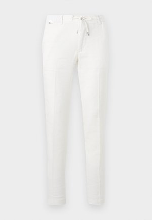 Λευκό στενό παντελόνι με θηλιές για ζώνη και μπροστινό κορδόνι, χωρίς ορατές τσέπες, παρουσιασμένο σε απλό φόντο.
