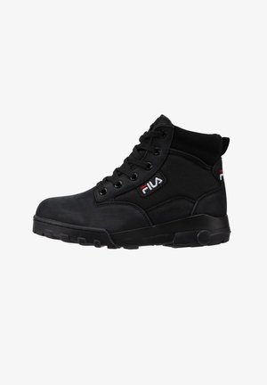 Czarne buty za kostkę wykonane z zamszu i siateczki, z gumową podeszwą, płaskimi sznurowadłami i logo Fila po boku. Wytrzymała konstrukcja do użytku na zewnątrz.