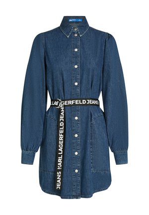 Denim-mekko, jossa on kaulus, pitkät hihat, napitus ja musta vyö, jossa on valkoista tekstiä. Tumma sininen kangas, sivutaskut.