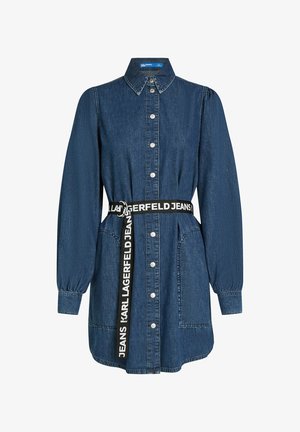 Denimová košeľová šaty s golierom, dlhými rukávmi, gombíkovým zapínaním a čiernym pásom s bielym textom. Tmavomodrá tkanina, bočné vrecká.