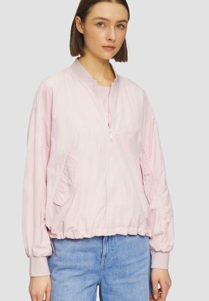 Veste bomber rose clair en matériau lisse, dotée d'une fermeture éclair à l'avant, d'un ourlet élastique et d'une poche latérale à fermeture à pression.