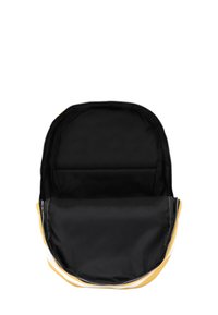 Offener Rucksack mit schwarzer Innenauskleidung und sichtbarem Reißverschluss, der das geräumige Hauptfach zeigt, vor einem weißen Hintergrund.