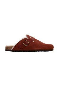 Zoccolo in suede rosso con apertura sul retro, morbido rivestimento bianco, cinturino regolabile con fibbia in metallo e suola marrone texturizzata.