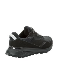 Scarpa atletica nera con tomaia in tessuto testurizzato, tallone rinforzato, dettagli riflettenti e suola in gomma robusta per una buona aderenza.