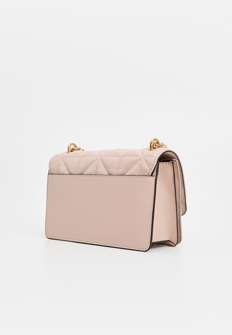 Sac à main en cuir blush matelassé avec des accents en métal doré, une forme structurée et un dos lisse avec des détails de coutures visibles.
