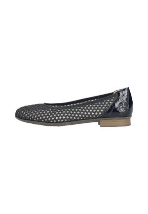 Chaussure plate noire pour femme avec un design en mesh ouvert, un contrefort de talon brillant et une semelle en bois empilée basse, vue de profil.
