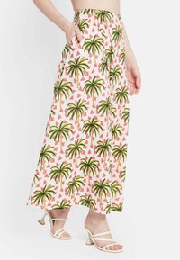 Maksi krilo z motivom palm in lubenice, beli ozadje, elastičen pas, stranske žepke, mehka tkanina, v kombinaciji z belimi sandalčki na vezanje.