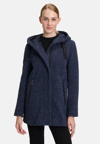 Granatowy, teksturowany płaszcz z kapturem. Posiada zapinane na zamek kieszenie z przodu oraz regulowane paski. Luźny krój z prostym sylwetką.