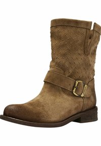Ruske nubuk ankle boot med et tekstureret overlæder, krydsmønster og en bred rem med en metallisk spænde, lav stablet hæl.