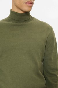 Jopič z ovratnikom olivno zelene barve, izdelan iz pletenega blaga, s prilegajočim se krojem in rebrasto teksturo okoli ovratnika in manšet.