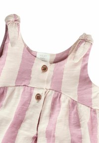 Robe pour bébé à rayures rose clair et crème avec des bretelles à nœud, des boutons en bois et une taille froncée. Le tissu a une finition douce et texturée.