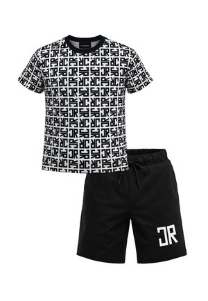 Maglietta a maniche corte in bianco e nero con motivo a ripetizione di lettere "JR", abbinata a pantaloncini neri con coulisse e logo "JR" bianco.