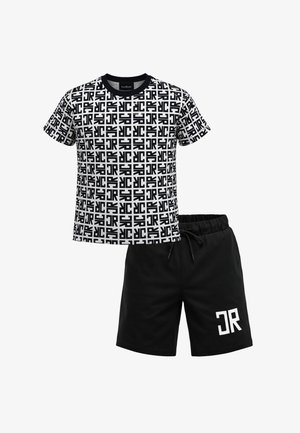 Maglietta a maniche corte in bianco e nero con motivo a ripetizione di lettere "JR", abbinata a pantaloncini neri con coulisse e logo "JR" bianco.