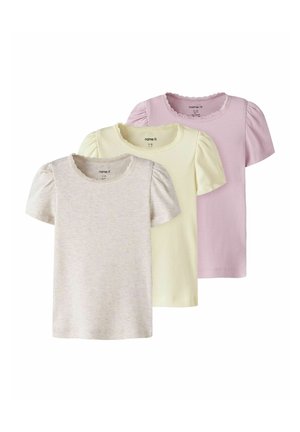 Trois hauts côtelés à manches courtes pour filles avec manches bouffantes et bordure en dentelle, en beige, jaune pâle et rose clair, présentés superposés.