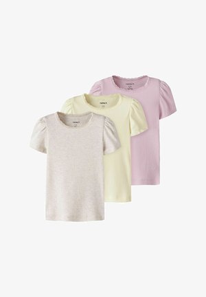 Tri kratkotrajna rebrasta djevojačka majica s nabranim rukavima i čipkastim obrubom u bež, blijedo žutoj i svijetlo ružičastoj boji, prikazane složene jedne na drugu.