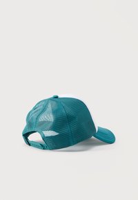 Καπέλο μπέιζμπολ από δίχτυ σε τιρκουάζ και λευκό, με ρυθμιζόμενο κούμπωμα τύπου snapback, τοποθετημένο πλάγια μπροστά σε λευκό φόντο.