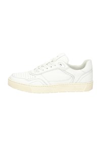 Sneaker di pelle bianca con design low-top. Presenta una punta perforata, chiusura con lacci e suola in gomma testurizzata. Branding sottile sul lato.