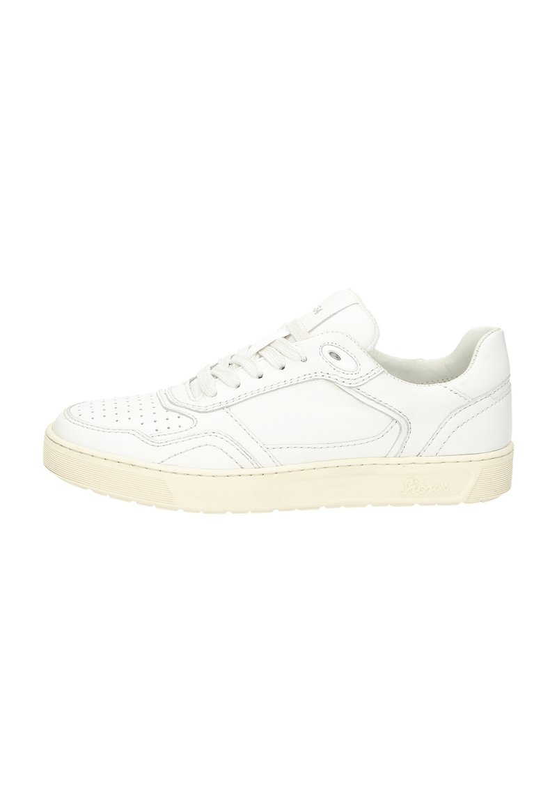 Sneaker di pelle bianca con design low-top. Presenta una punta perforata, chiusura con lacci e suola in gomma testurizzata. Branding sottile sul lato.