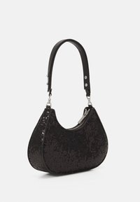 Svart paljettväska med en rundad form, läderrem, silverfärgade detaljer och dragkedjestängning, med en strukturerad yta.