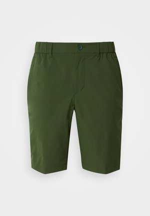 Shorts vert foncé avec une taille élastique et une fermeture à un bouton. Tissu lisse et léger, avec deux poches latérales et une coupe ajustée.