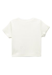 Camiseta blanca de manga corta hecha de algodón acanalado. Presenta un escote redondo y un diseño trasero limpio y sin adornos.