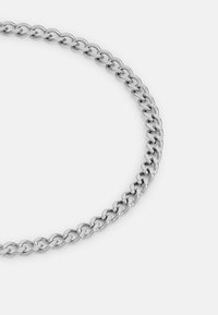 Sølvmetallkjede med sammenflettede lenker med en glatt, polert overflate, som skaper en blank og reflekterende overflate.