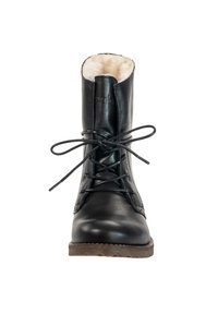 Botín de cuero negro hasta el tobillo con interior acolchado, cordones al frente, punta redonda y suela texturizada. Diseño minimalista sin adornos.