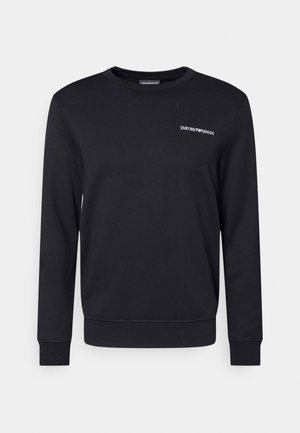 Sort langærmet crewneck-sweatshirt med lille hvid Emporio Armani-logo på venstre bryst samt ribstrikkede manchetter og kant.