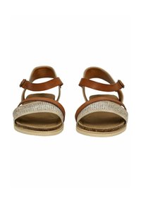 Hnědé kožené sandály s pleteným béžovým textilním svrškem, nastavitelné popruhy a texturovanou stélkou. Plochá podešev s světlou gumovou základnou.