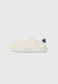 Weiße Sneakers mit strukturiertem Finish, runder Zehenpartie, Schn�ürdesign und einem dunkelblauen Akzent an der Ferse. Gummisohle mit strukturiertem Muster.