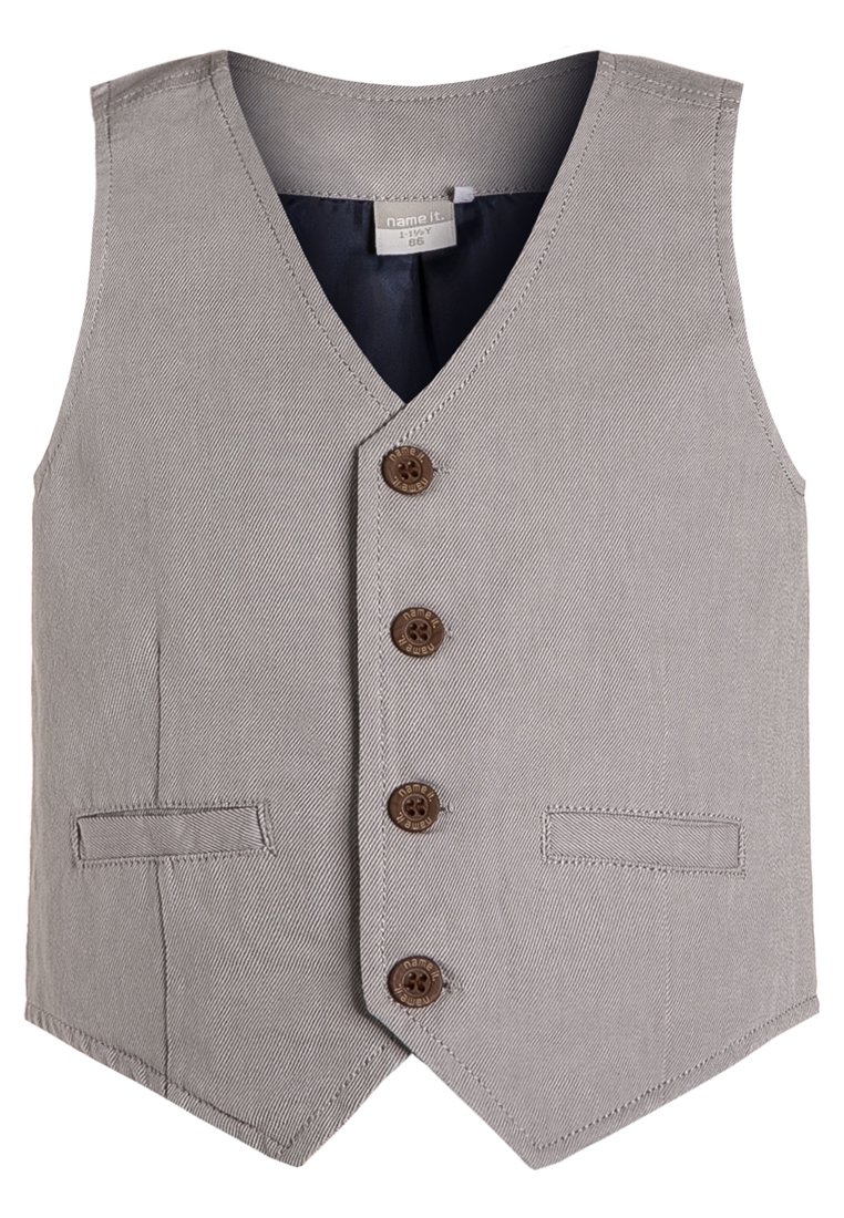 Gilet gris avec une finition texturée, dotée d'un col en V, de cinq boutons marron et de deux poches avant. Doublé d'un tissu foncé uni.