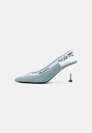 Jasnoniebieski szpiczasty sandał na wysokim obcasie z białą lamówką i oznakowaniem „Karl Lagerfeld” na pasku i krawędzi.